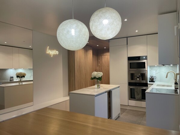 Mikrowelle, Ofen, Geschirrspüler