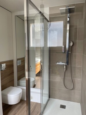 Haartrockner, Handtücher, Seife, Toilettenpapier