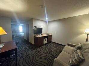 Living area - Baymont Inn & Suites by Wyndham Lincoln NE (Lincoln)
