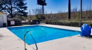 Pool - Days Inn by Wyndham Macon I-75 North (Macon)