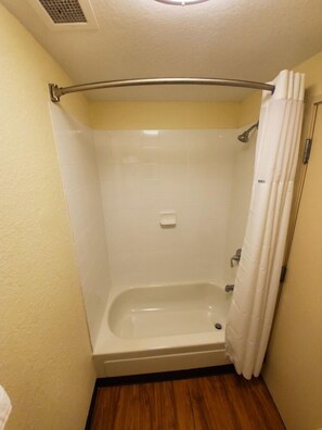 Bathroom - Days Inn by Wyndham Macon I-75 North (Macon)