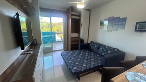 Ein kleines Schlafzimmer mit Bett, Schreibtisch und Kleiderschrank.