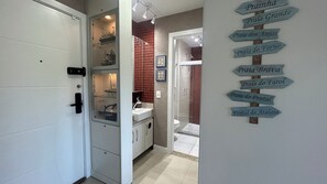 Shower, hair dryer, towels, soap - Arraial do Cabo: Paradise between the sea and the lagoon (Arraial do Cabo)