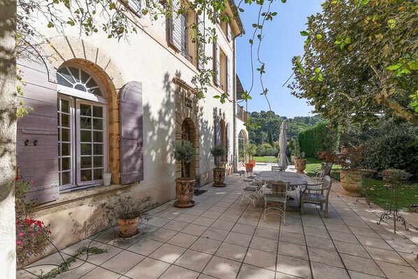 Outdoor dining - Centre Ville à Pied Dans une Authentique Bastide Xviieme Rénovée (Aix en Provence)