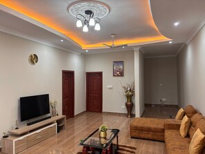 Living area - Discover Your Peaceful Haven: Our 2BR/2BA Retreat in Accra (Accra)