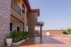 Exterior - Discover Your Peaceful Haven: Our 2BR/2BA Retreat in Accra (Accra)