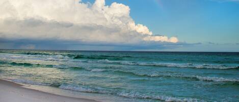 Nær stranden, solsenger og strandhåndklær