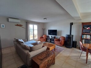 Télévision, lecteur de DVD, livres, chaîne hi-fi