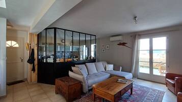 Televisie, een dvd-speler, boeken en een stereo