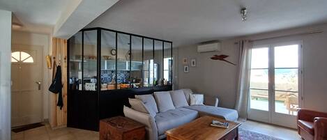 Fernseher, DVD-Player, Bücher, Stereoanlage