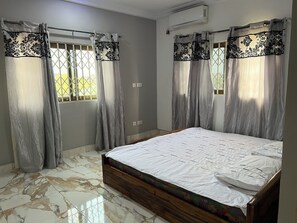 3 bedrooms, iron/ironing board, free WiFi, bed sheets