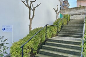 Property grounds - M386 - Marcelli, three-room apartment with garden and sea view (Marcelli)