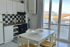 ثلاجة، فرن، مائدة طعام