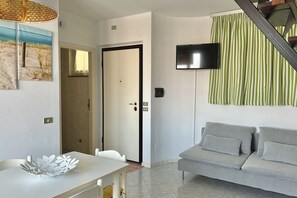 TV - M386 - Marcelli, three-room apartment with garden and sea view (Marcelli)