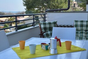 Outdoor dining - M386 - Marcelli, three-room apartment with garden and sea view (Marcelli)