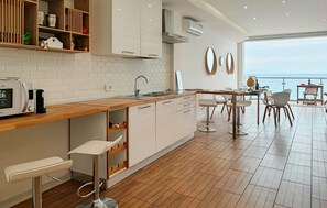 Fridge, microwave, dishwasher, cookware/dishes/utensils