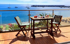 Outdoor dining - Beach front apartment in Giardini Naxos (Giardini Naxos)