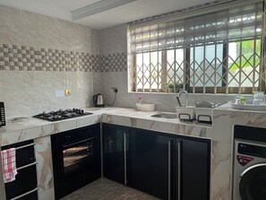 Réfrigérateur, micro-ondes, four, bouilloire électrique