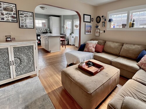 Cozy, historic, pet-friendly home! 