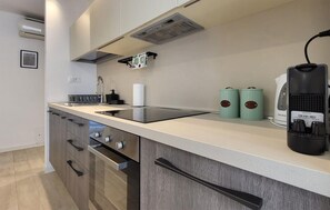 Kjøleskap, ovn, kokeplater og oppvaskmaskin