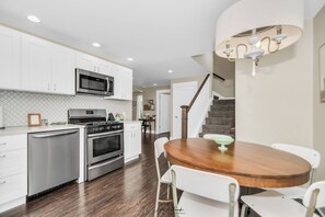 Jääkaappi, mikroaaltouuni, uuni, liesi