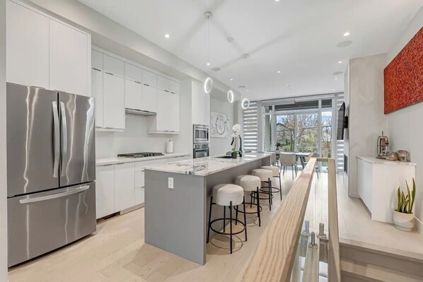 Deluxe Suite, Non Smoking | Private kitchen | Fridge, microwave, oven, stovetop - Waterfront Cove Hotel (Toronto)