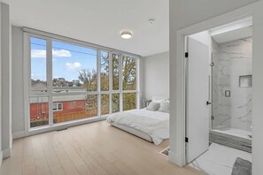 Deluxe Suite, Non Smoking | Iron/ironing board, free WiFi, bed sheets - Waterfront Cove Hotel (Toronto)