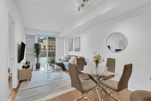 Apartament urbà | Sala d'estar | Televisor intel·ligent de 55 polzades amb canals digitals i Netflix 