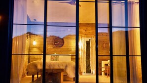 Una habitación acogedora con una cama, un muro de madera y un adorno circular.