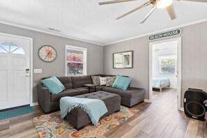 Smart TV, video games, DVD player, stereo - Tranquil Breeze - 5 min. walk to the beach! (Oak Island)