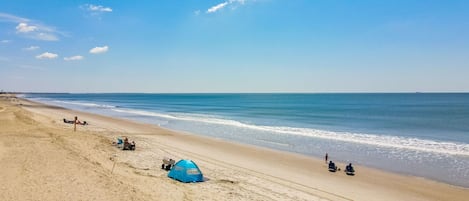 Una spiaggia nelle vicinanze, lettini da mare