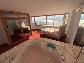 Regadera, secadora de cabello, bidet, toallas 