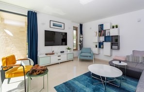 Smart TV, tavolo da calcetto, tavolo da ping pong