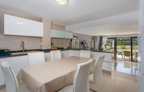 Dining - Gorgeous home in Njivice (Njivice)