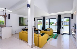 Smart TV, futbolito y tenis de mesa 