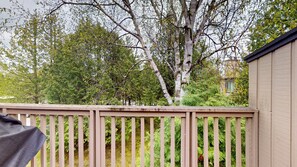 Property grounds - Rare gem, Waking Distance to Cranberry Golf, trails, restaurants and shops. (Collingwood)