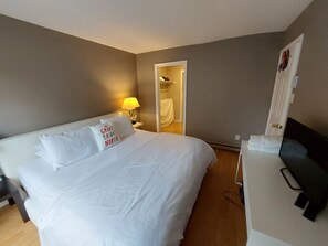 2 bedrooms, iron/ironing board, free WiFi, bed sheets - Rare gem, Waking Distance to Cranberry Golf, trails, restaurants and shops. (Collingwood)