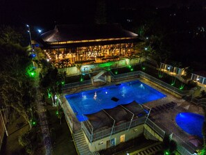 2 hồ bơi ngoài trời 