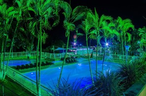 2 hồ bơi ngoài trời 