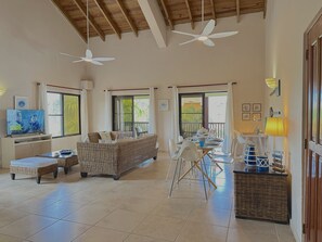 Smart TV, books - Spacious seaside apartment in Las Terrenas. (Las Terrenas)