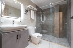 Amenidades de baño gratuitas, secadora de cabello, batas, pantuflas