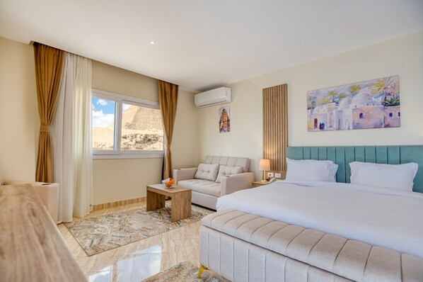 King Suite with Panoramic Pyramids View & Terrace | خزنة داخل الغرفة ومكتب وستائر تعتيم وواي فاي مجانًا