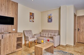 غرفة ديلوكس بسريرين منفصلين | خزنة داخل الغرفة ومكتب وستائر تعتيم وواي فاي مجانًا