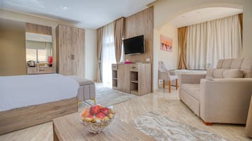 King Suite with Panoramic Pyramids View & Terrace | 客房內保險箱、書桌、遮光布/窗簾、免費無線上網