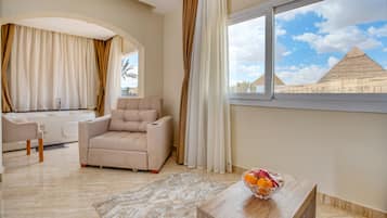 King Suite with Panoramic Pyramids View & Terrace | 客房內保險箱、書桌、遮光布/窗簾、免費無線上網