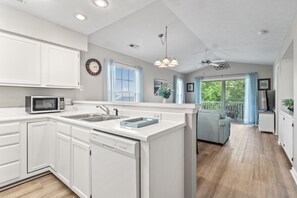 冷蔵庫、電子レンジ、オーブン、コンロ