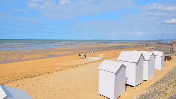 A beach with white beach huts and a lifeguard tower. - Awesome home in St.Marguerite d.Loges with sauna (St.Marguerite d.Loges)