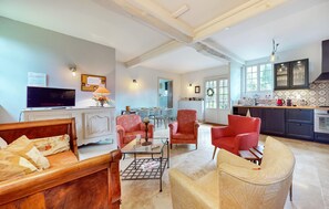 Fireplace, stereo - Stunning home in St.Marguerite d.Loges (St.Marguerite d.Loges)