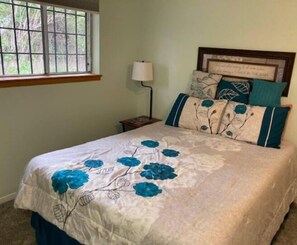 2 bedrooms, WiFi, bed sheets - Big rancher in quiet neighborhood w/ fireplace
 (Beaumont)