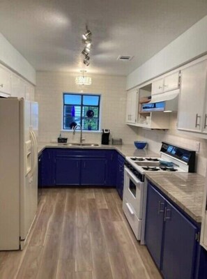 Geladeira, micro-ondas, fogão, talheres/pratos/utensílios de cozinha